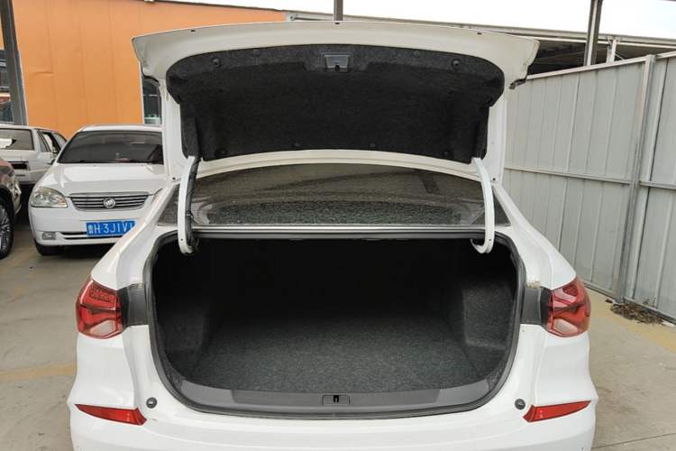 Used Chevrolet Monza 2020 320 Automatic Enjoyment Edition Trunk