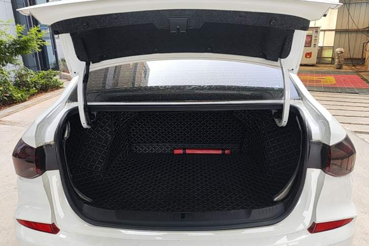 Used Chevrolet Monza 2020 320 Automatic Enjoyment Edition Trunk