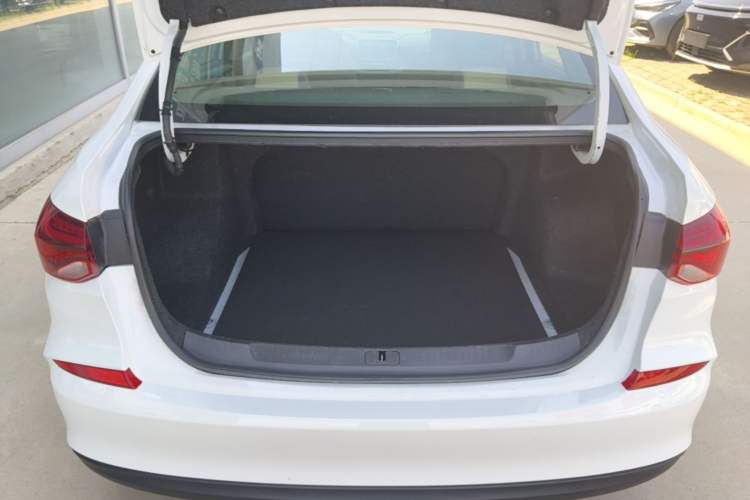Used Chevrolet Monza 2020 320 Automatic Enjoyment Edition Trunk