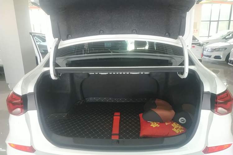 Used Chevrolet Monza 2020 320 Automatic Enjoyment Edition Trunk