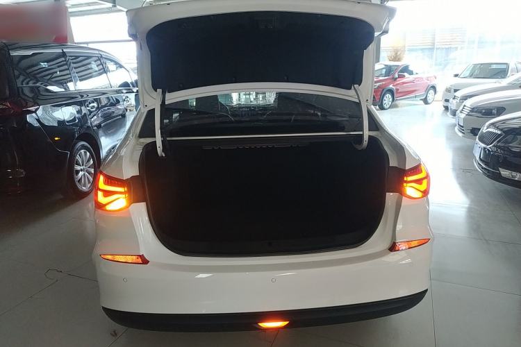 Used Chevrolet Monza 2020 320 Automatic Enjoyment Edition Trunk