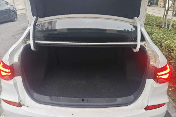 Used Chevrolet Monza 2020 320 Automatic Enjoyment Edition Trunk