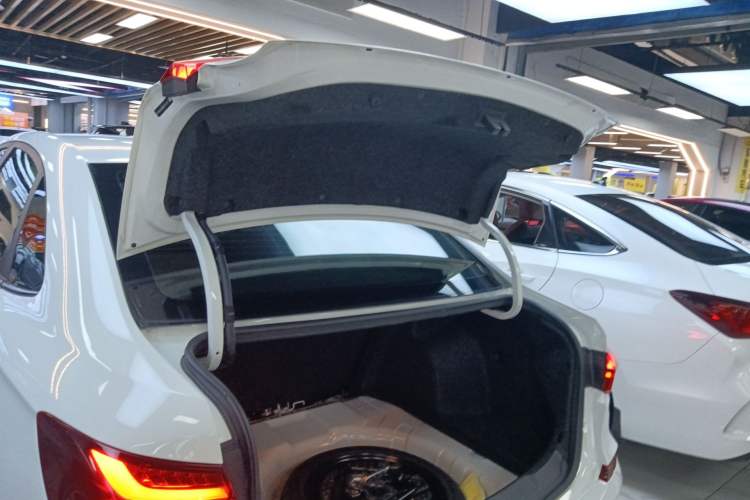 Used Chevrolet Monza 2020 320 Automatic Enjoyment Edition Trunk