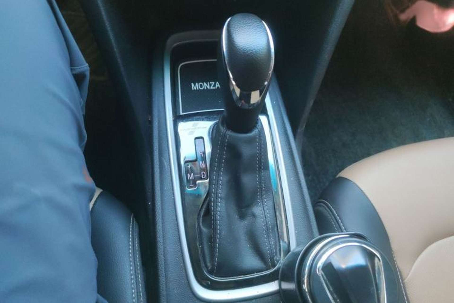 Used Chevrolet Monza 2021 320 Automatic Enjoyment Sunroof Edition Gear Lever