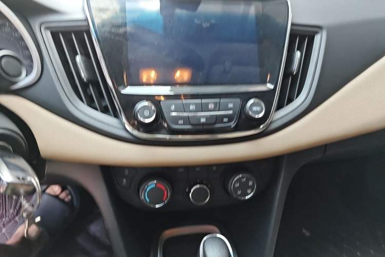 Used Chevrolet Monza 2021 320 Automatic Enjoyment Sunroof Edition Interior 2