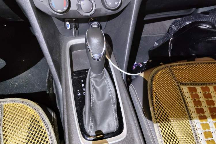 Used Chevrolet Monza 2022 320 Automatic Enjoyment Sunroof Version Gear Lever