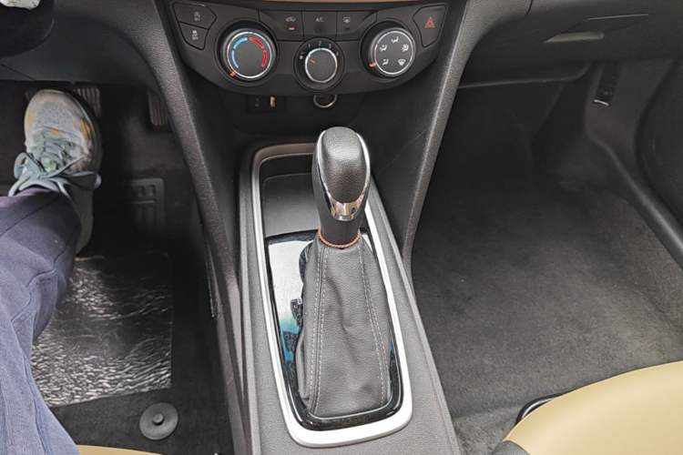 Used Chevrolet Monza 2022 320 Automatic Enjoyment Sunroof Version Gear Lever