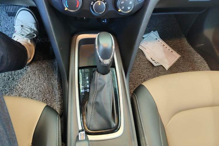 Used Chevrolet Monza 2022 320 Automatic Enjoyment Sunroof Version Gear Lever