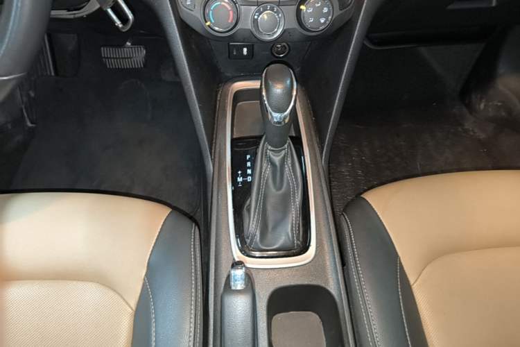 Used Chevrolet Monza 2022 320 Automatic Enjoyment Sunroof Version Gear Lever