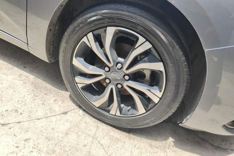 Used Chevrolet Monza 2022 Light Hybrid RS 330T Automatic Comfort Edition Right Front Wheel Hub