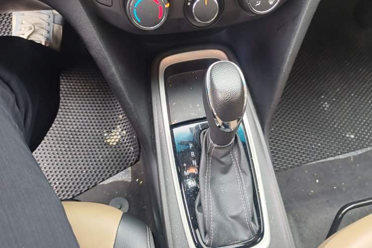 Used Chevrolet Monza 2022 320 Automatic Enjoyment Sunroof Version Gear Lever