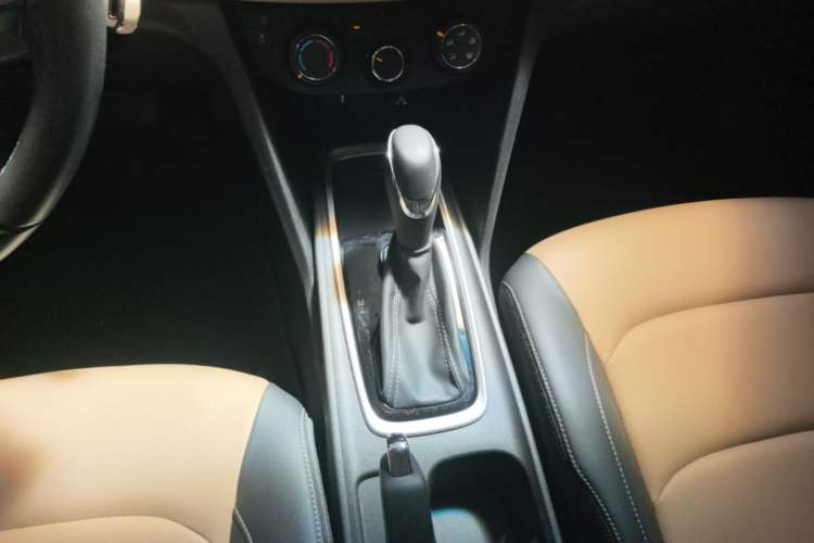 Used Chevrolet Monza 2022 320 Automatic Enjoyment Sunroof Version Gear Lever
