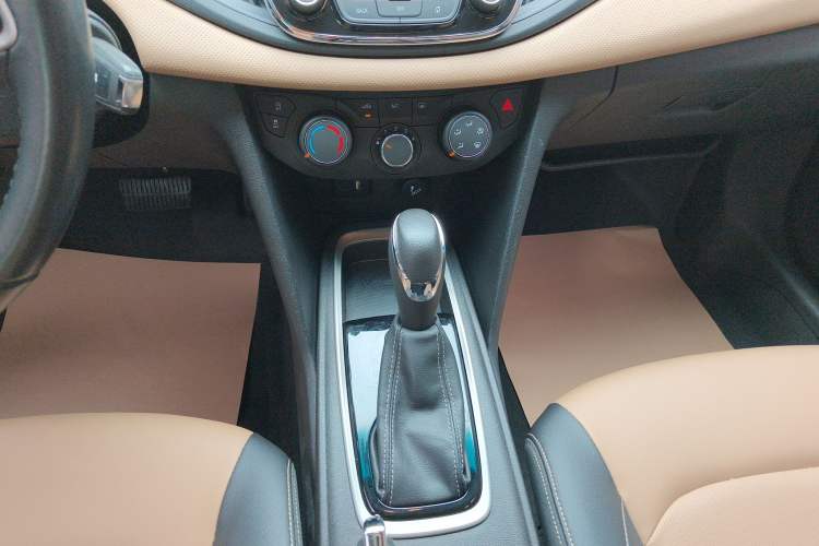 Used Chevrolet Monza 2022 320 Automatic Enjoyment Sunroof Version Gear Lever