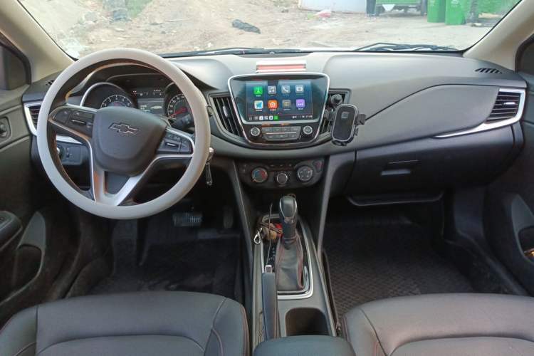 Used Chevrolet Monza 2022 Light Hybrid Redline 320T Dual-Clutch Thrilling Edition Center Console