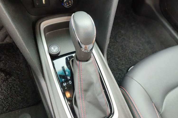 Used Chevrolet Monza 2022 Light Hybrid Redline 320T Dual-Clutch Thrilling Edition Gear Lever