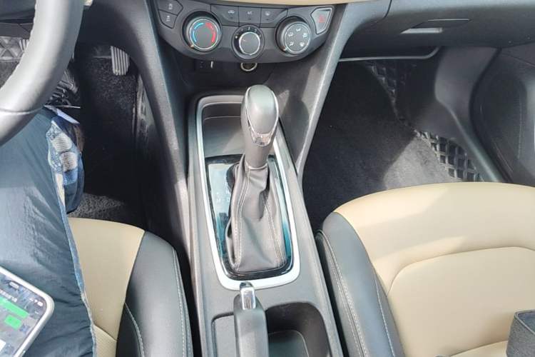 Used Chevrolet Monza 2022 320 Automatic Enjoyment Sunroof Version Gear Lever