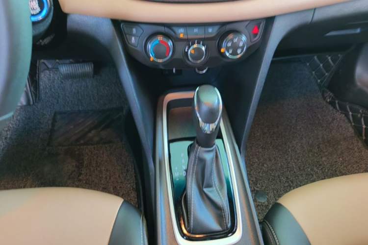 Used Chevrolet Monza 2022 320 Automatic Enjoyment Sunroof Version Gear Lever