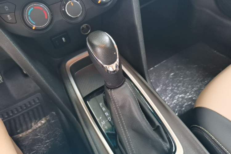 Used Chevrolet Monza 2022 320 Automatic Enjoyment Sunroof Version Gear Lever