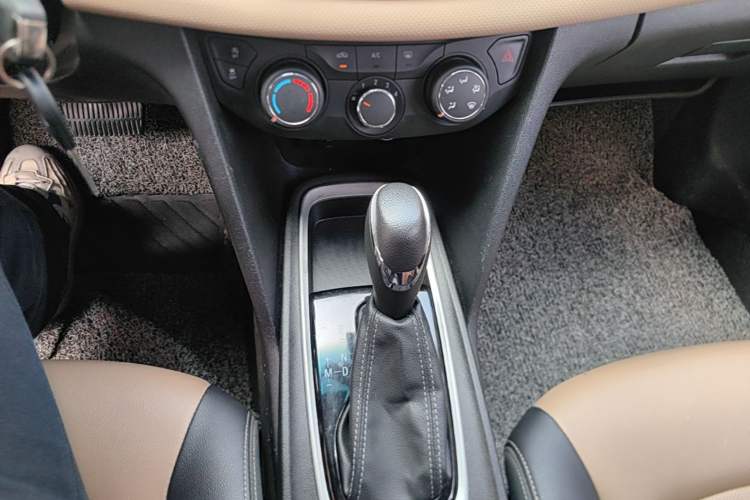 Used Chevrolet Monza 2022 320 Automatic Enjoyment Sunroof Version Gear Lever
