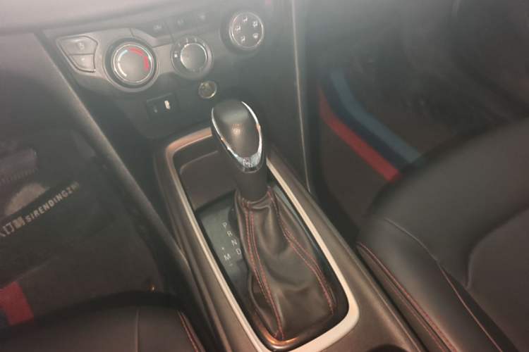 Used Chevrolet Monza 2022 Light Hybrid Redline 320T Dual-Clutch Thrilling Edition Gear Lever