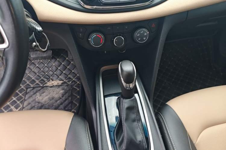 Used Chevrolet Monza 2022 320 Automatic Enjoyment Edition Gear Lever