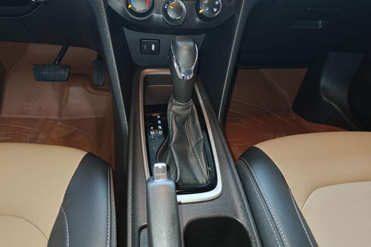 Used Chevrolet Monza 2022 320 Automatic Enjoyment Sunroof Version Gear Lever