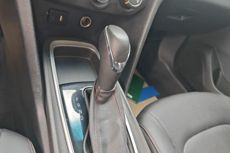 Used Chevrolet Monza 2022 Light Hybrid Redline 320T Dual-Clutch Thrilling Edition Gear Lever