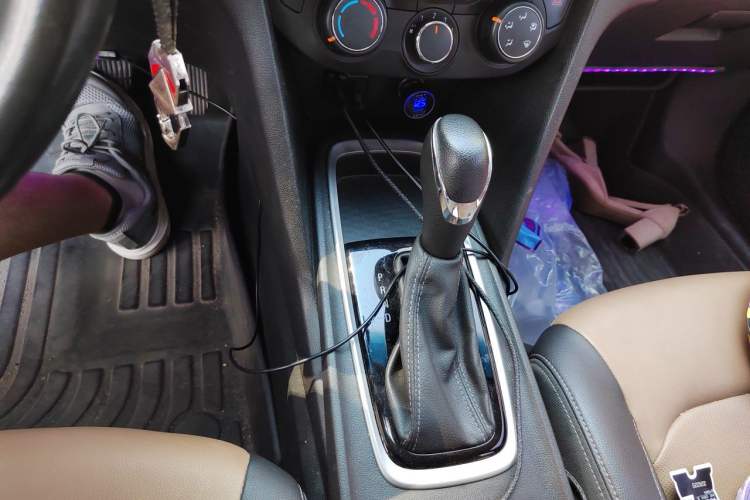 Used Chevrolet Monza 2022 320 Automatic Enjoyment Sunroof Version Gear Lever