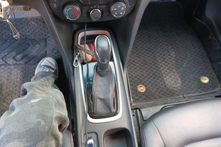 Used Chevrolet Monza 2022 Light Hybrid Redline 320T Dual-Clutch Thrilling Edition Gear Lever