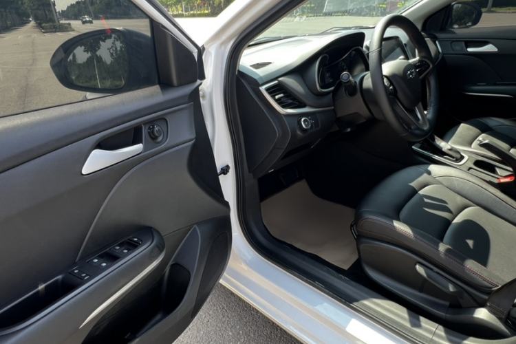 Used Chevrolet Monza 2022 Light Hybrid Redline 320T Dual-Clutch Thrilling Edition Interior 4