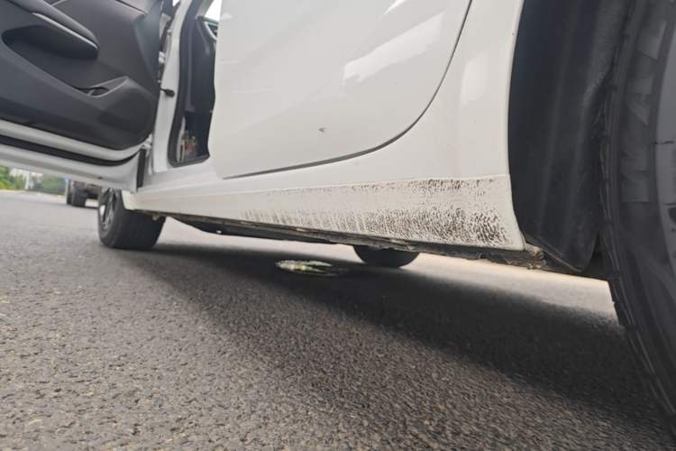 Used Chevrolet Monza 2022 Light Hybrid Redline 320T Dual-Clutch Thrilling Edition Left Side Sill