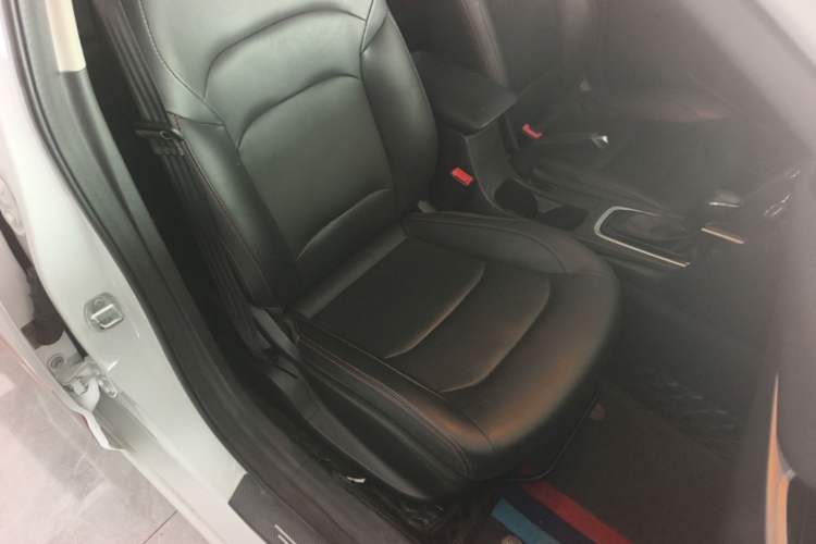Used Chevrolet Monza 2022 Light Hybrid Redline 320T Dual-Clutch Thrilling Edition Right Front Seat