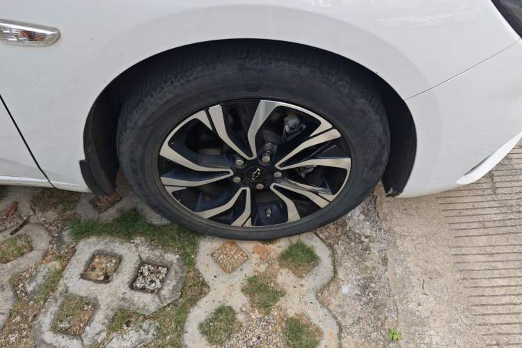 Used Chevrolet Monza 2022 Light Hybrid RS 330T Automatic Comfort Edition Right Front Wheel Hub
