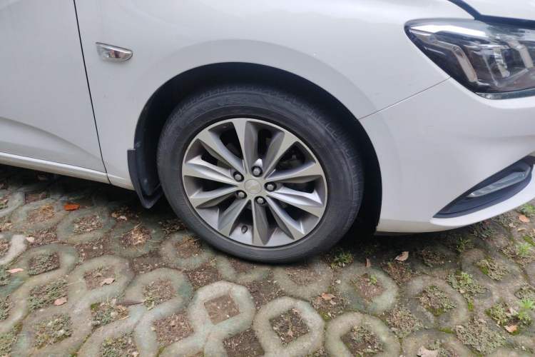 Used Chevrolet Monza 2022 320 Automatic Enjoyment Edition Right Front Wheel Hub