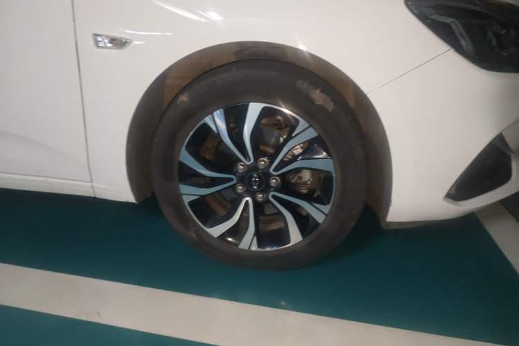 Used Chevrolet Monza 2022 Light Hybrid RS 330T Automatic Comfort Edition Right Front Wheel Hub