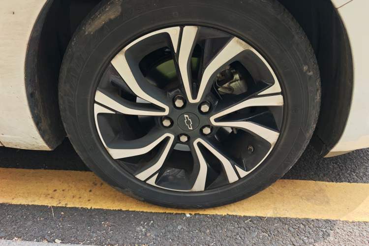 Used Chevrolet Monza 2022 Light Hybrid RS 330T Automatic Comfort Edition Right Front Wheel Hub