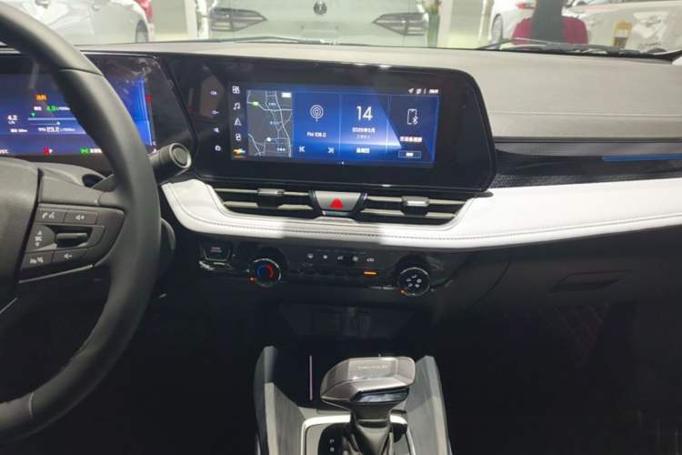 Used Chevrolet Monza 2024 1.5L Dual-Clutch Enjoyment Edition Audio And AC Panel