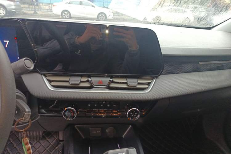 Used Chevrolet Monza 2024 1.5L Dual-Clutch Enjoyment Edition Audio And AC Panel