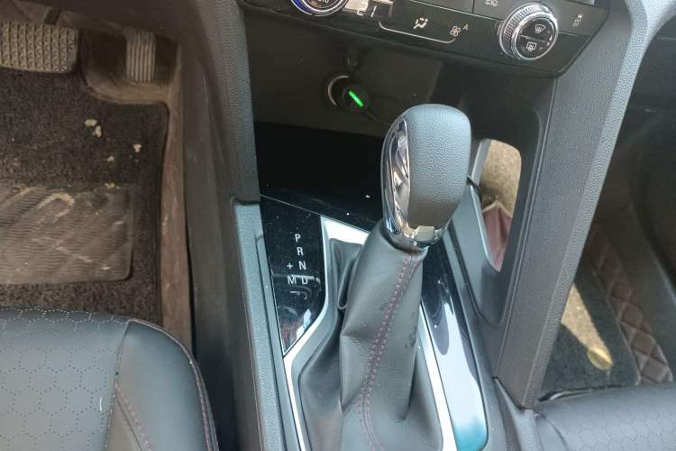 Used Chevrolet Orlando 2020 Light Hybrid Redline 530T Automatic Enjoyment Edition (5+2 Models) Gear Lever