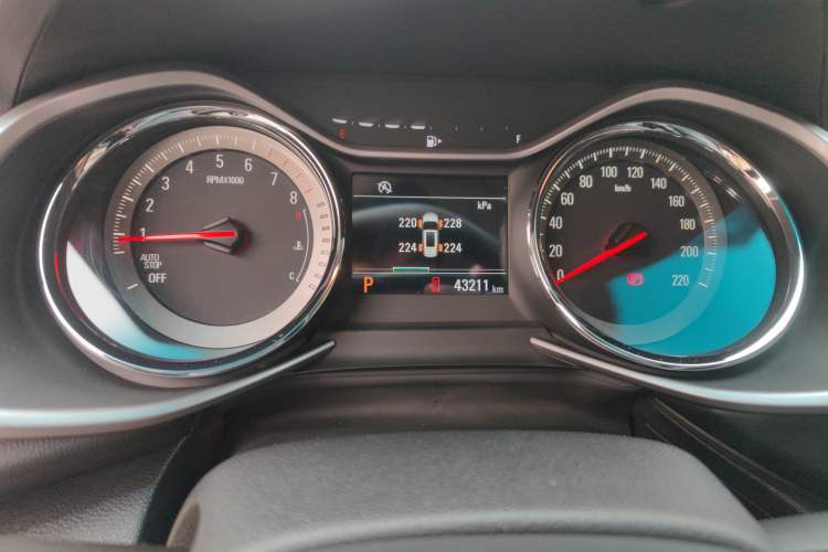 Used Chevrolet Orlando 2018 Redline 530T Automatic Zhaoxiang Edition (5+2 Seating) – China V Standard Odometer Close Up