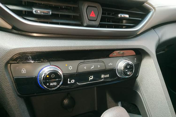 Used Chevrolet Orlando 2018 530T Automatic Luxury Edition (5+2 Model) China V Standard Audio And AC Panel