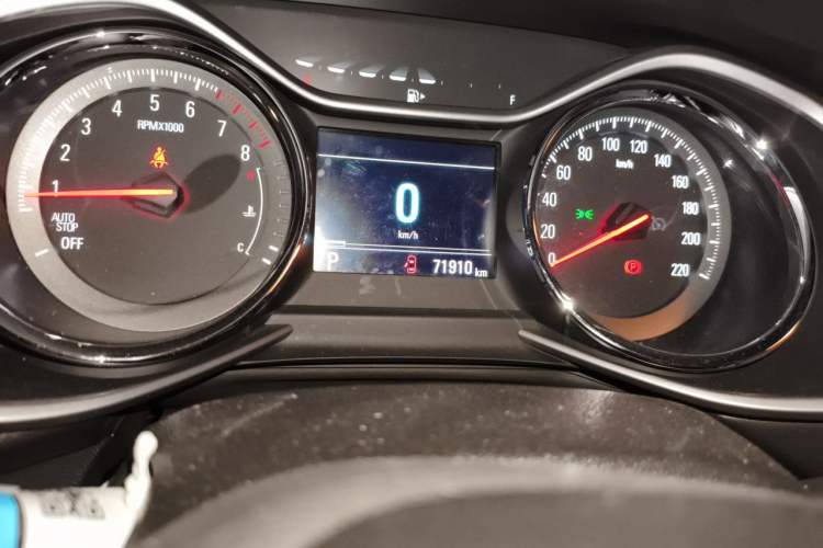 Used Chevrolet Orlando 2018 Redline 530T Automatic Zhaoxiang Edition (5+2 Seating) – China V Standard Odometer Close Up