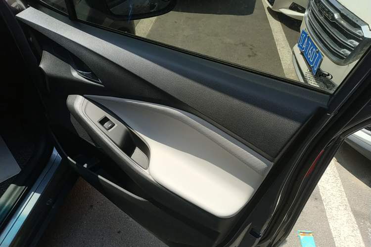 Used Chevrolet Orlando 2018 530T Automatic Luxury Edition (5+2 Model) China V Standard Right Front Door Interior