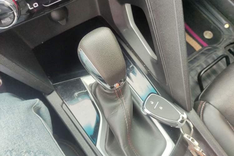 Used Chevrolet Orlando 2020 Light Hybrid Redline 530T Automatic Enjoyment Edition (5+2 Models) Gear Lever