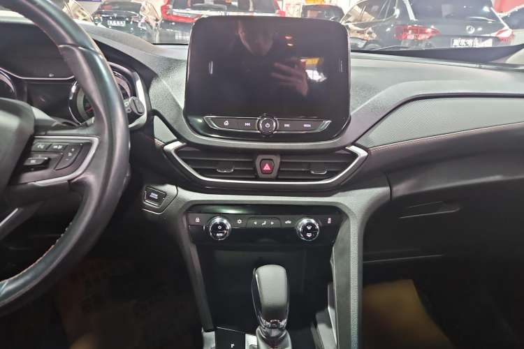 Used Chevrolet Orlando 2020 Light Hybrid Redline 530T Automatic Enjoyment Edition (5+2 Models) Audio And AC Panel