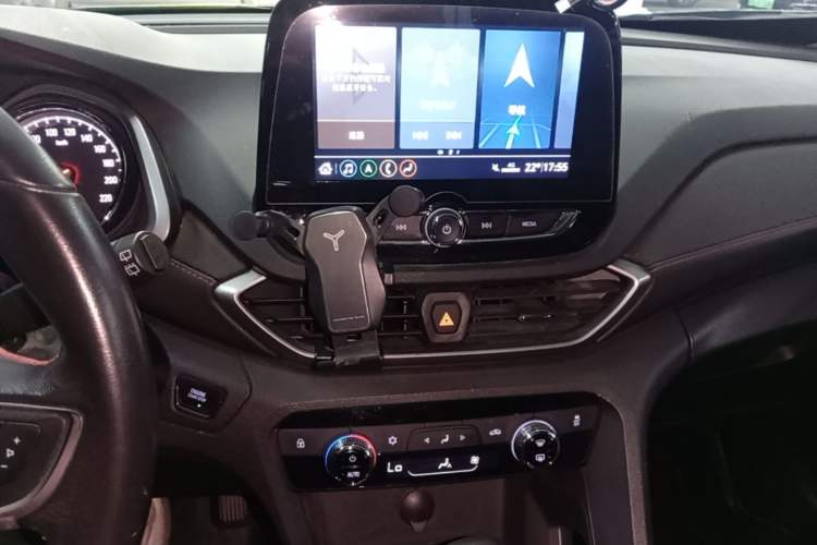Used Chevrolet Orlando 2020 Light Hybrid Redline 530T Automatic Enjoyment Edition (5+2 Models) Audio And AC Panel