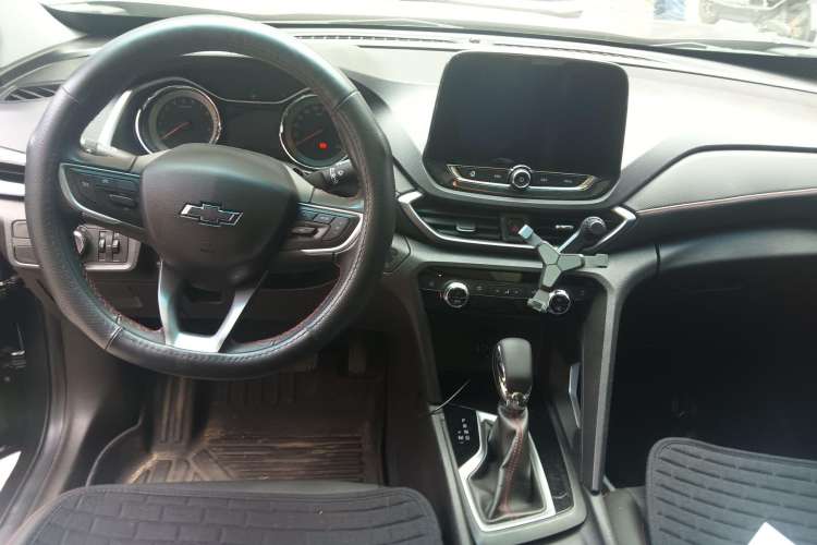 Used Chevrolet Orlando 2020 Light Hybrid Redline 530T Automatic Enjoyment Edition (5+2 Models) Center Console