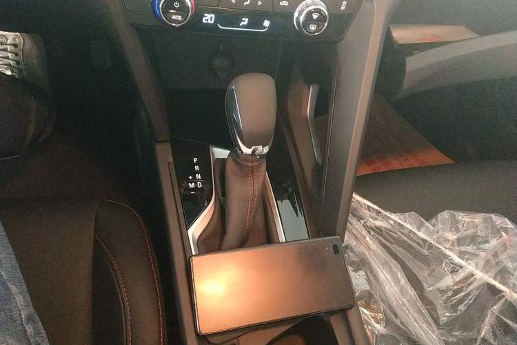 Used Chevrolet Orlando 2020 Light Hybrid Redline 530T Automatic Enjoyment Edition (5+2 Models) Gear Lever