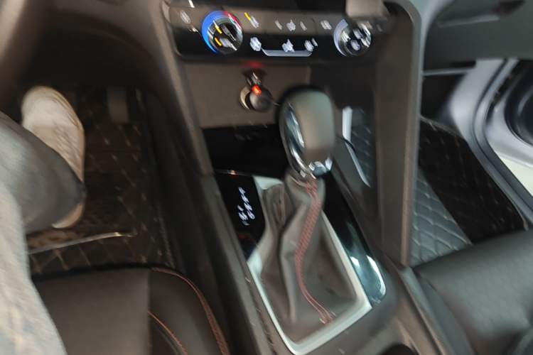 Used Chevrolet Orlando 2020 Light Hybrid Redline 530T Automatic Enjoyment Edition (5+2 Models) Gear Lever