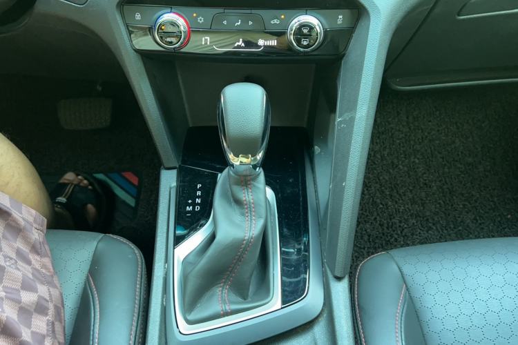 Used Chevrolet Orlando 2020 Light Hybrid Redline 530T Automatic Enjoyment Edition (5+2 Models) Gear Lever